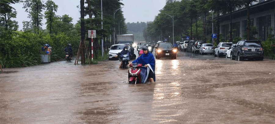 Mưa lớn suốt đêm khiến nhiều tuyến phố Hà Nội ngập sâu