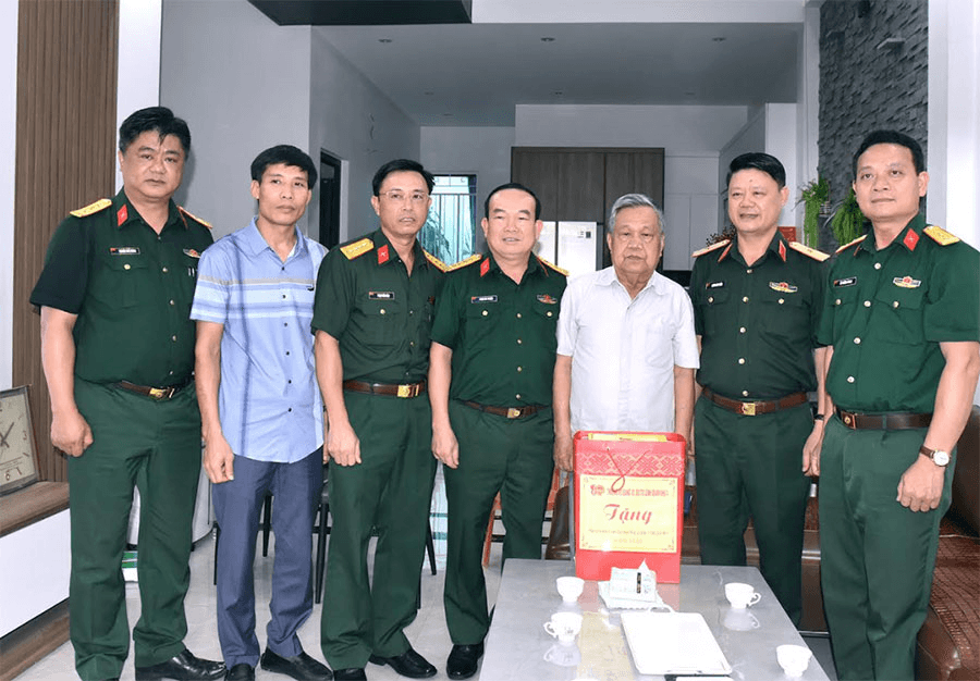 Bộ tư lệnh Quân khu 4 thăm, tặng quà các Anh hùng LLVT nhân dân và thân nhân liệt sĩ tại Thanh Hóa