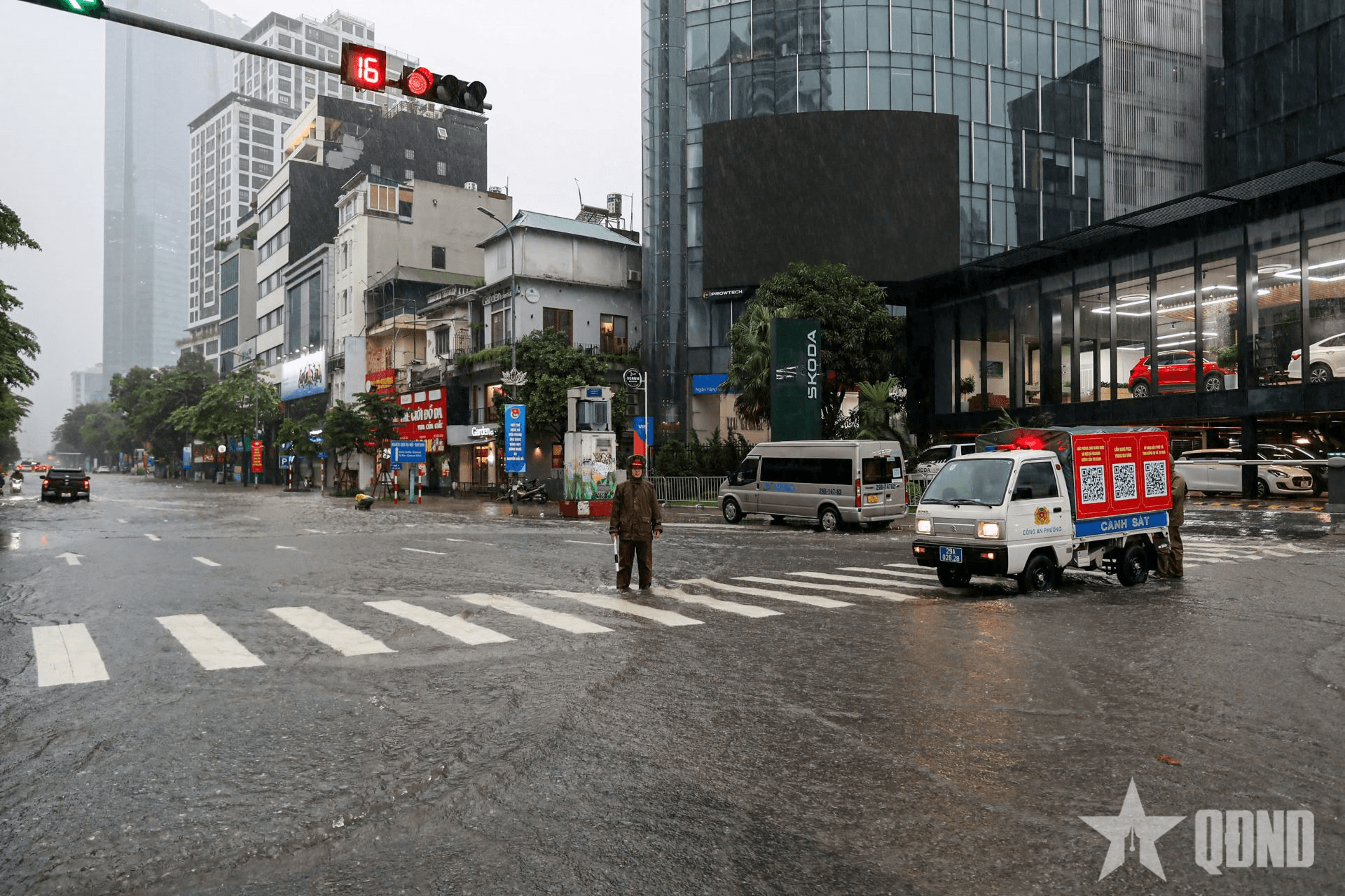 Hà Nội chỉ đạo tiếp tục tập trung tối đa nhân lực, thiết bị ứng phó ngập lụt và nguy cơ sạt lở