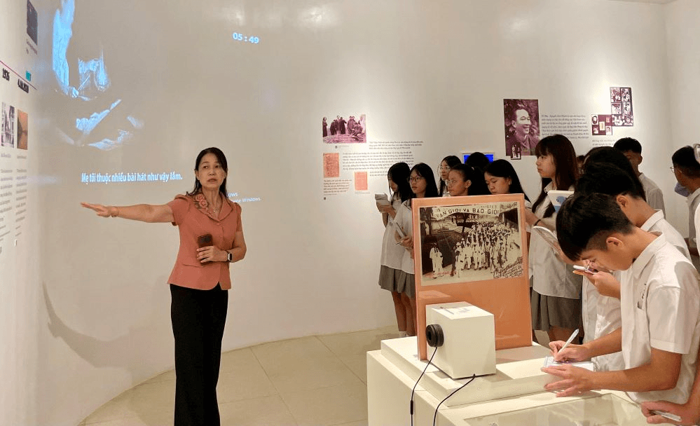 Nơi giao thoa của thơ ca và lịch sử
