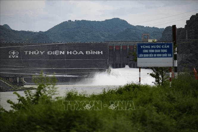 1 giờ ngày 8-10, đóng 1 cửa xả đáy hồ Thủy điện Hòa Bình