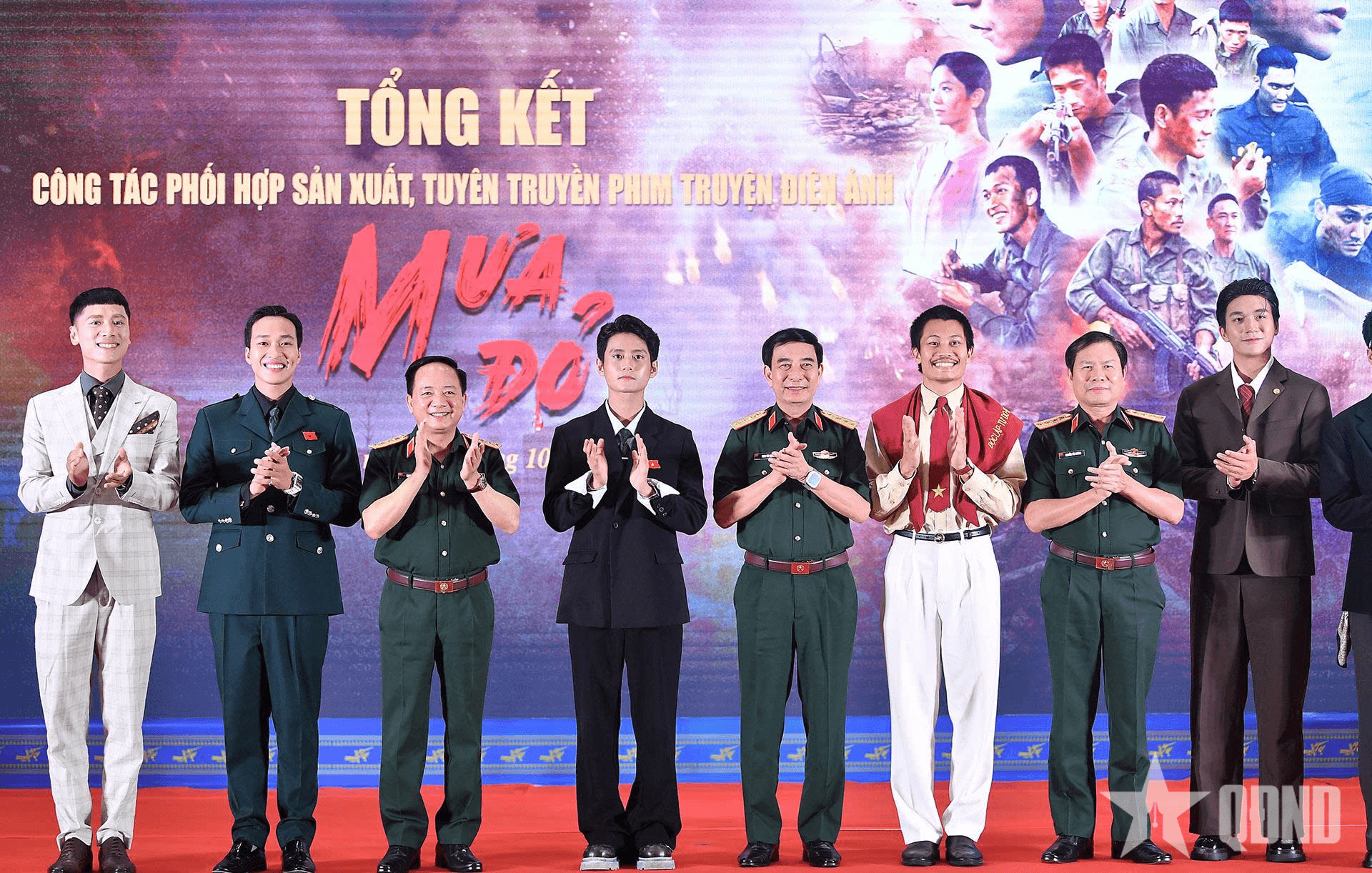 Đại tướng Phan Văn Giang trao bằng khen tặng tập thể, cá nhân có đóng góp xuất sắc trong sản xuất, tuyên truyền phim “Mưa đỏ”