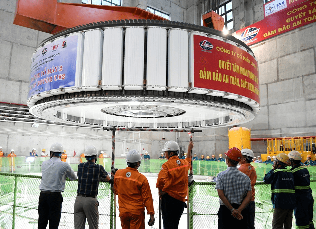 Lắp đặt thành công rotor tổ máy số 2 nhà máy thủy điện Hòa Bình mở rộng