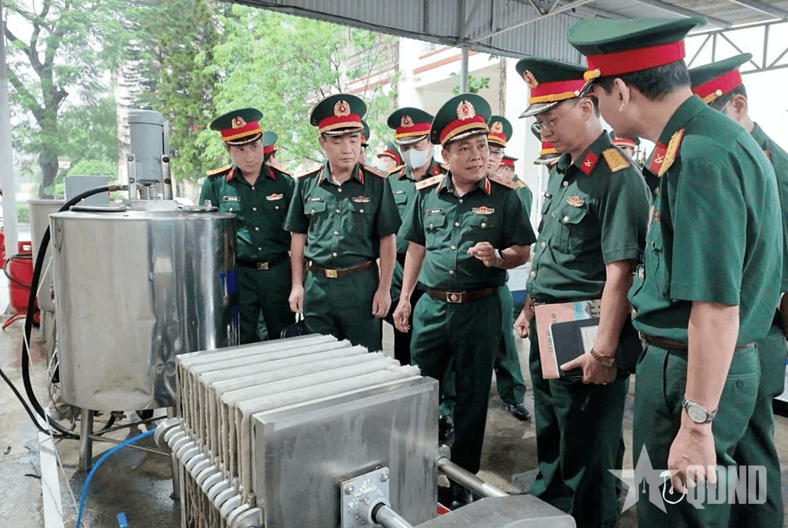 Đoàn công tác Tổng cục Hậu cần-Kỹ thuật kiểm tra Viện Kỹ thuật xăng dầu Quân đội