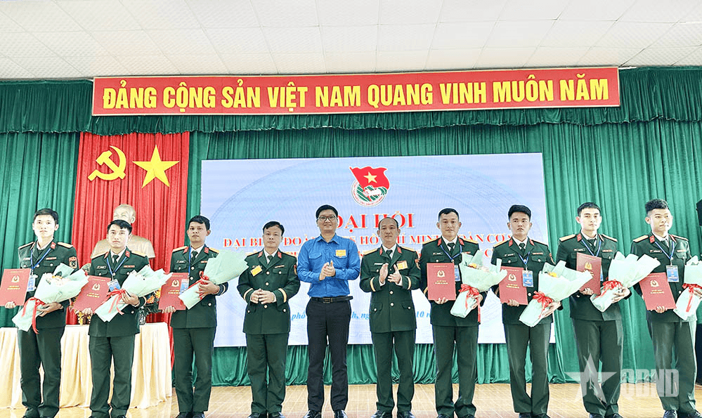 Tuổi trẻ Ban chỉ huy Phòng thủ khu vực 6 - Đặc khu Côn Đảo xung kích thực hiện “Bình dân học vụ số”