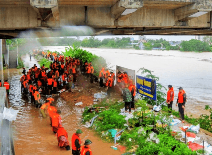 Hà Nội và các địa phương huy động tổng lực khắc phục mưa lũ và ngập úng