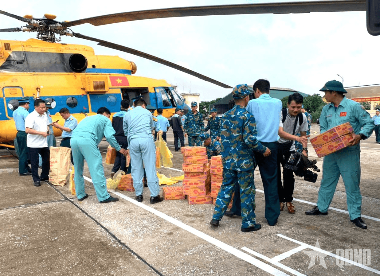 2 trực thăng Không quân bay cứu trợ nhân dân Lạng Sơn