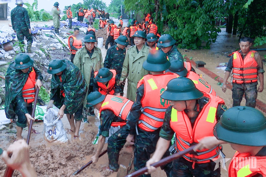 Quân đội chủ động, tích cực giúp dân ứng phó mưa, lũ lớn