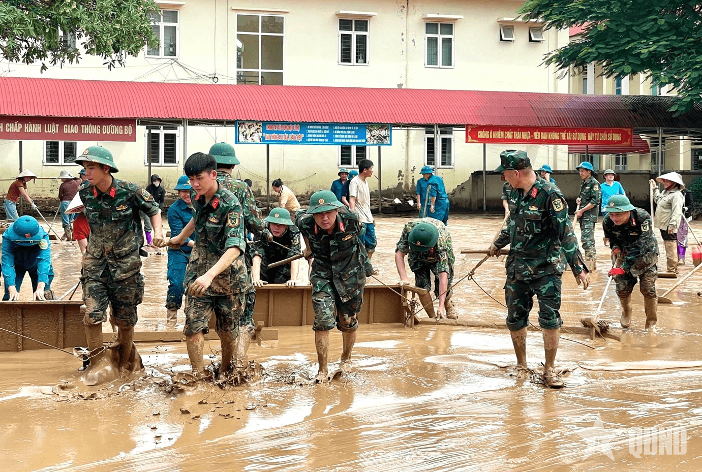 Bộ đội Quân khu 2 không quản gian khó giúp nhân dân vùng lũ