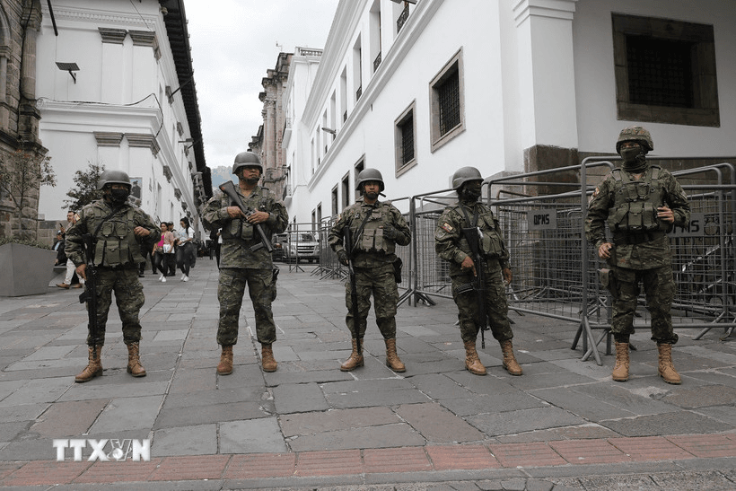 Bắt giữ nghi phạm bắn đạn, ném đá tấn công xe Tổng thống Ecuador