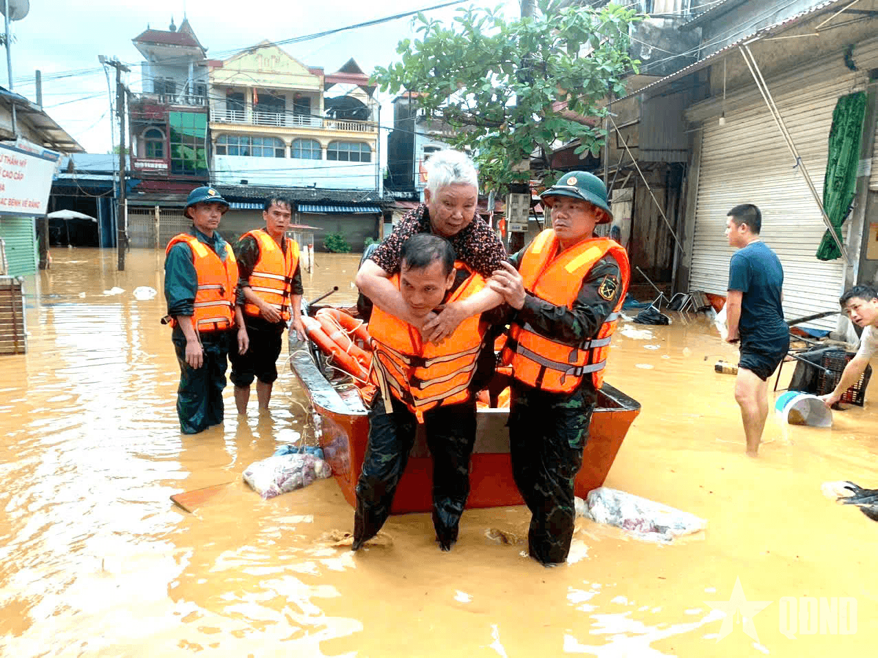 LLVT tỉnh Thái Nguyên di dời người già, trẻ nhỏ, người tàn tật, phụ nữ có thai ra khỏi vùng ngập lụt