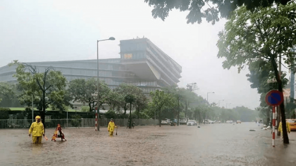 Hà Nội còn nhiều điểm ngập sâu, di chuyển khó khăn