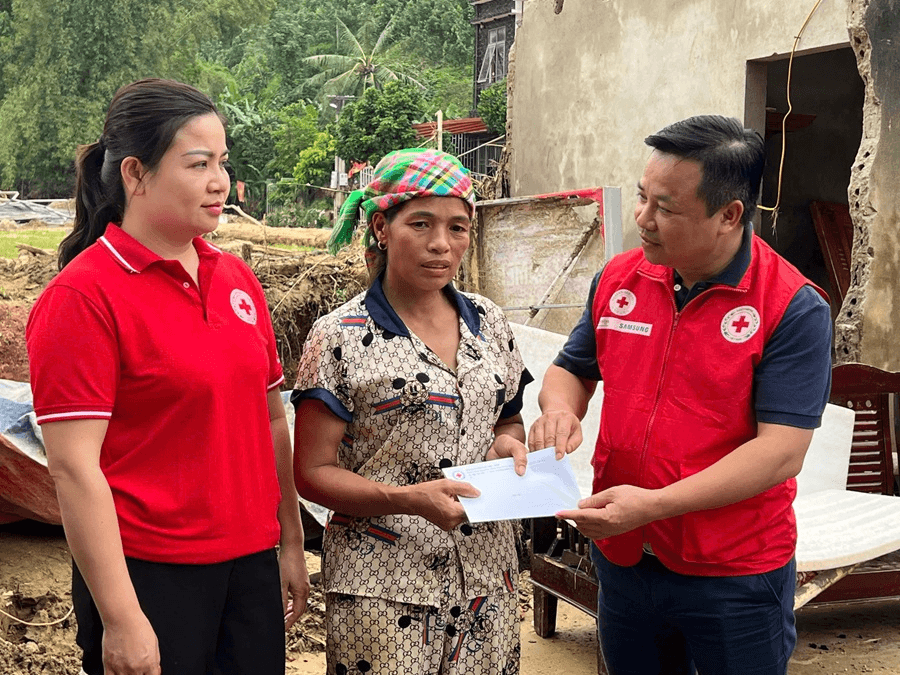 Trung ương Hội Chữ thập đỏ Việt Nam cứu trợ khẩn cấp 1,7 tỷ đồng cho người dân vùng lũ