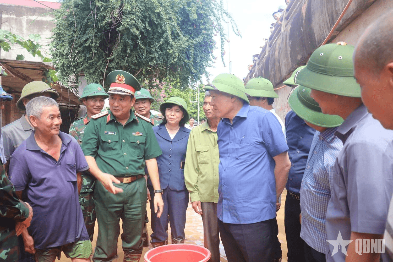 Đồng chí Nguyễn Hòa Bình kiểm tra công tác khắc phục hậu quả mưa lũ tại Bắc Ninh