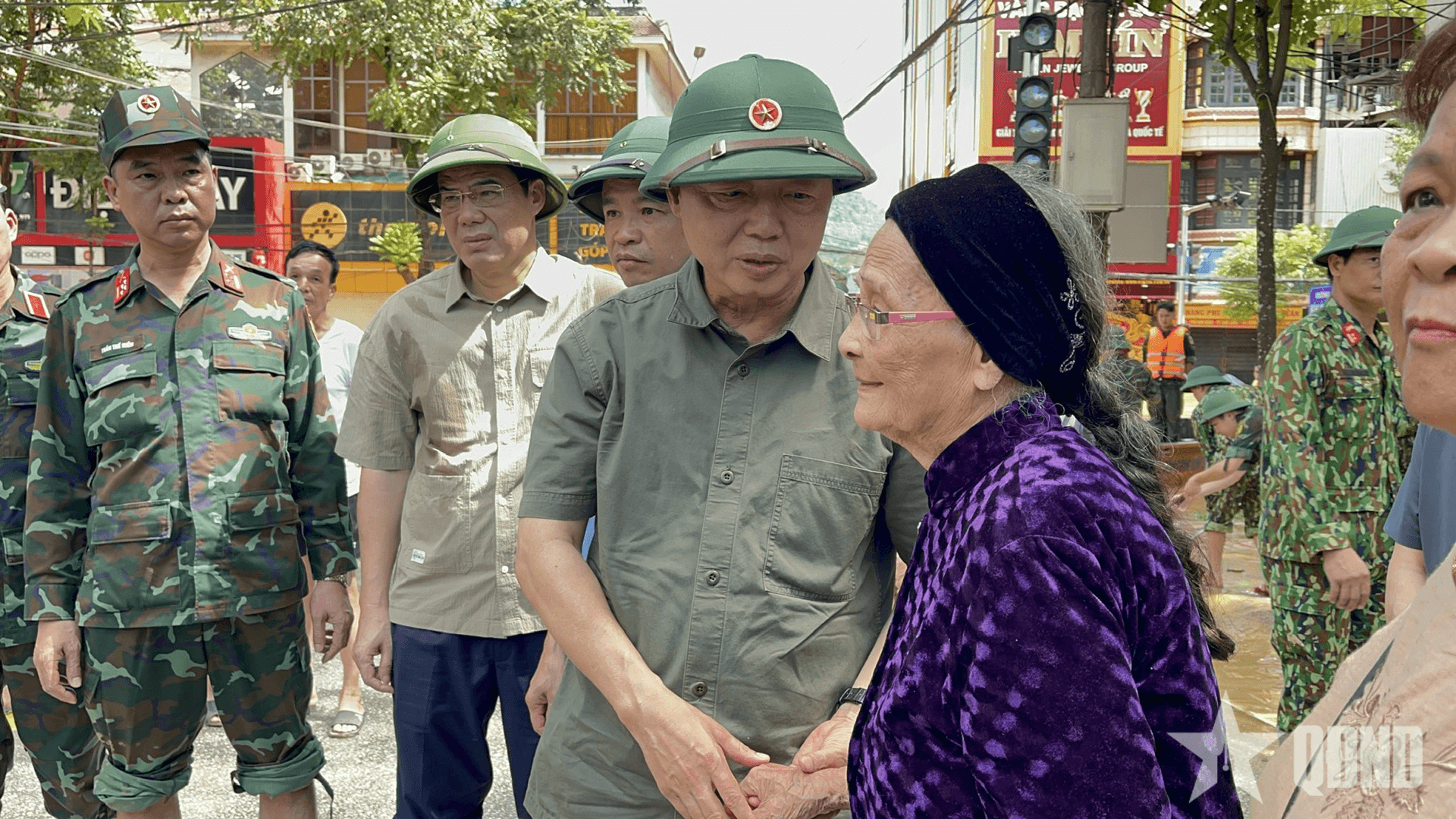 Phó thủ tướng Trần Hồng Hà tới Cao Bằng động viên nhân dân vùng lũ