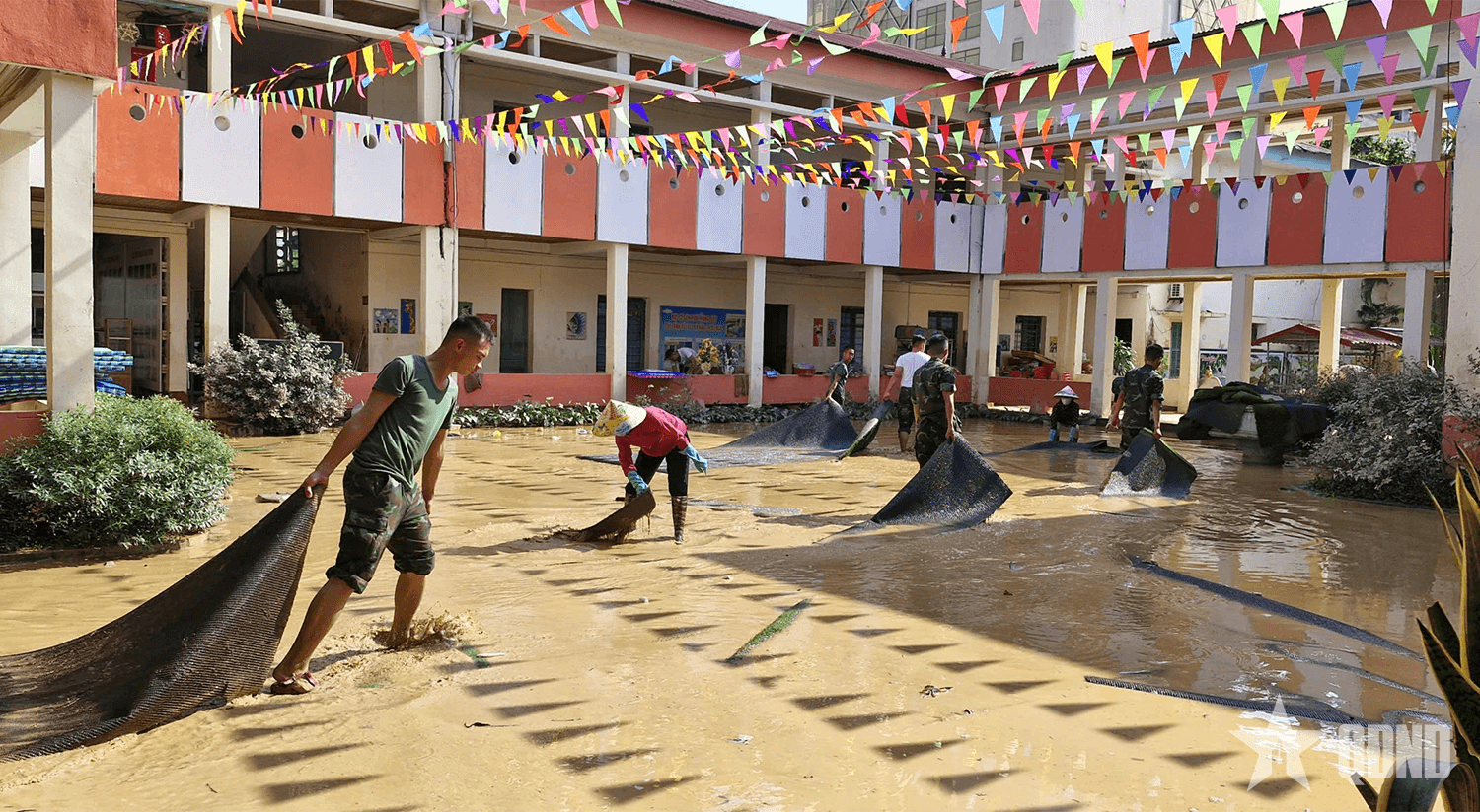 Lữ đoàn Pháo binh 382 (Quân khu 1) giúp dân khắc phục hậu quả mưa lũ