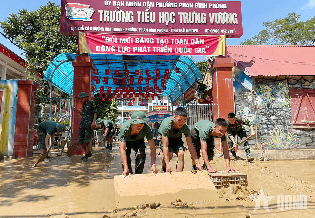 Thái Nguyên: Bộ đội Lữ đoàn 210 giúp dọn dẹp, vệ sinh trường học