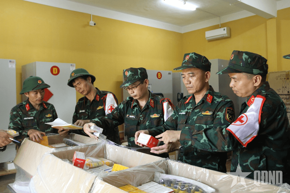 Cục Quân y, Tổng cục Hậu cần - Kỹ thuật: Cấp phát thuốc và hóa chất cho Quân khu 1 khắc phục hậu quả sau mưa lũ