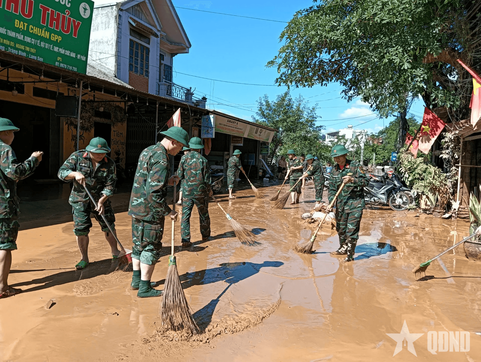 Bộ CHQS tỉnh Lạng Sơn hỗ trợ khẩn cấp người dân đang trong vùng ngập lụt