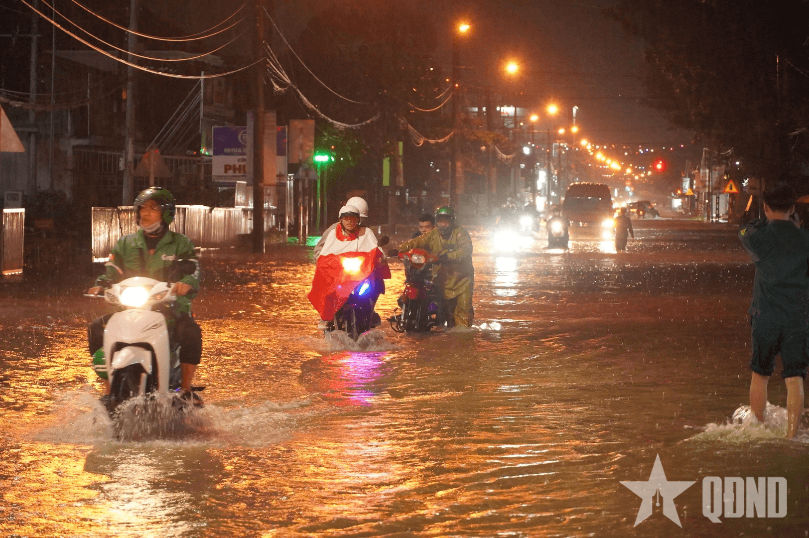 Cần Thơ: Triều cường kết hợp mưa dông, nhiều khu vực ngập sâu