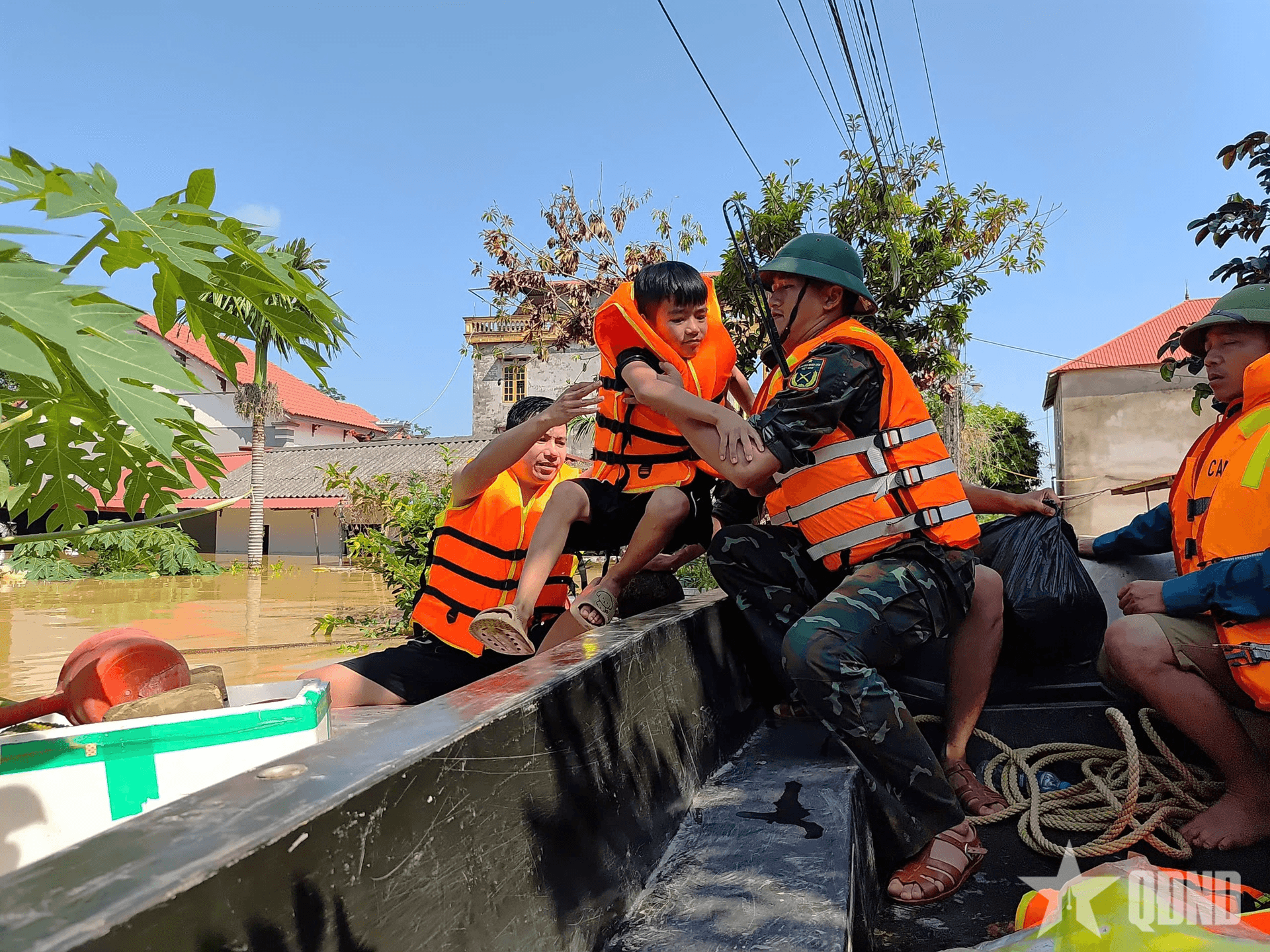 Sát cánh cùng người dân vùng lũ