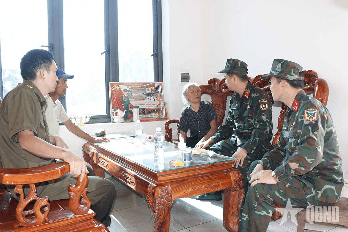 Quân khu 1 thăm hỏi, hỗ trợ gia đình quân nhân có người thân tử vong do bão số 11 (Matmo)