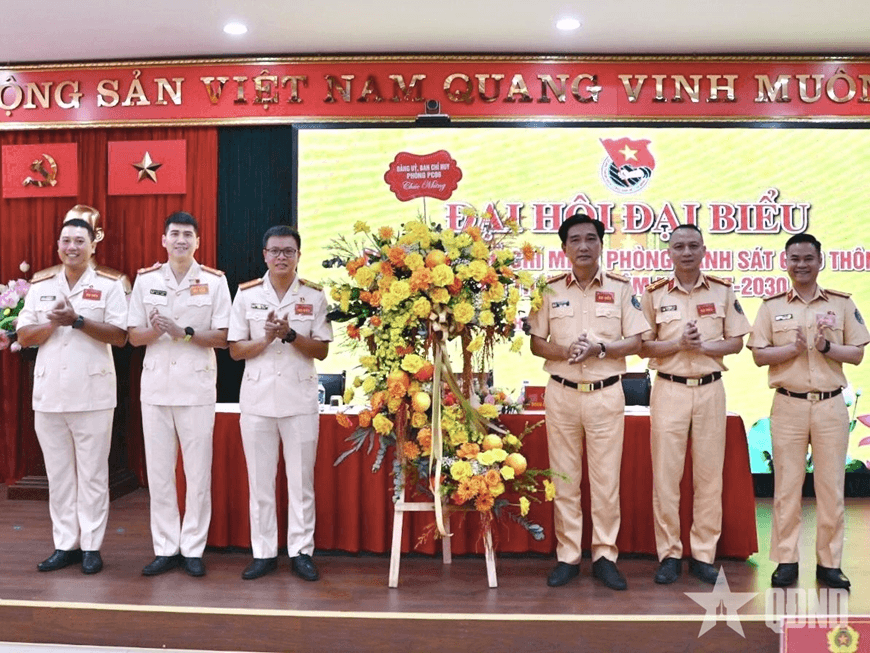 Đoàn viên thanh niên Phòng CSGT Công an TP Hà Nội không ngừng học tập, rèn luyện bản lĩnh chính trị, nghiệp vụ, tác phong