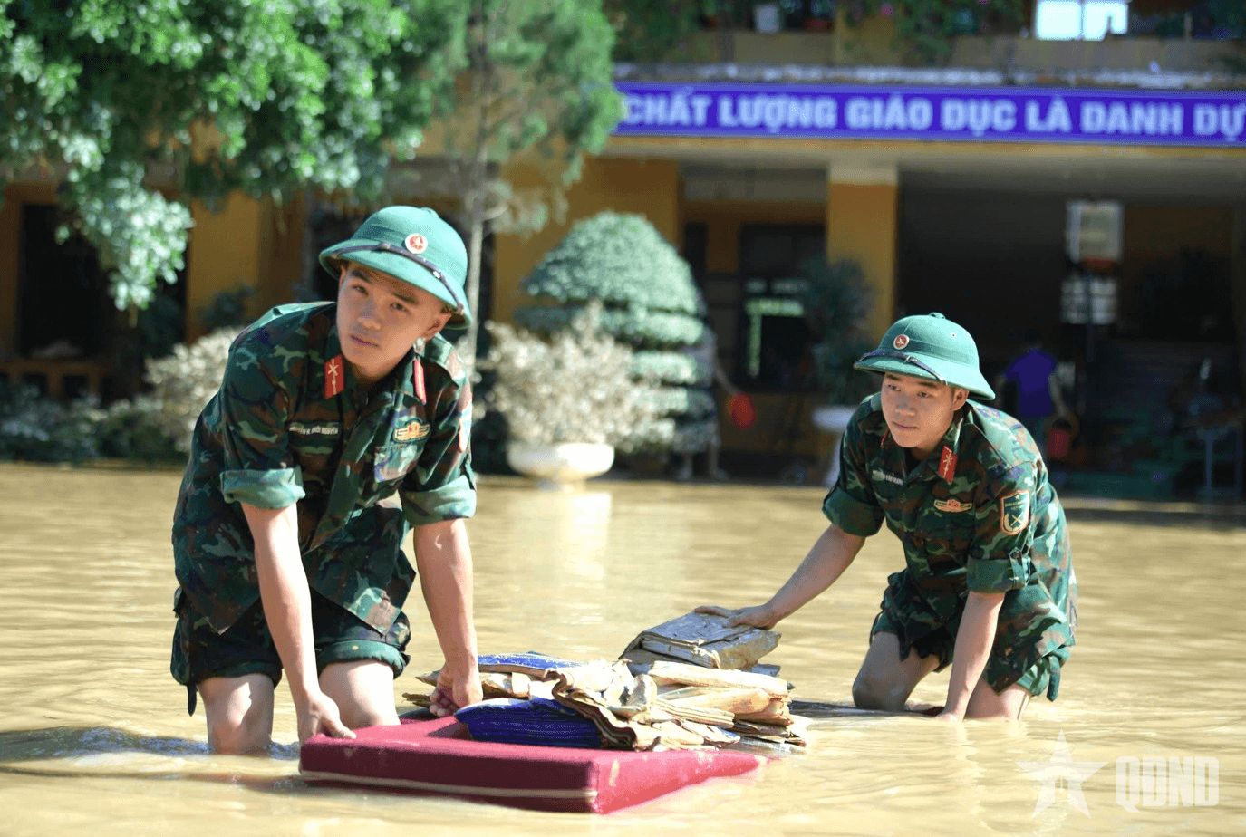 Trung đoàn 12 (Sư đoàn 3, Quân khu 1): Khẩn trương khắc phục hậu quả mưa lũ để sớm đón học sinh trở lại học tập
