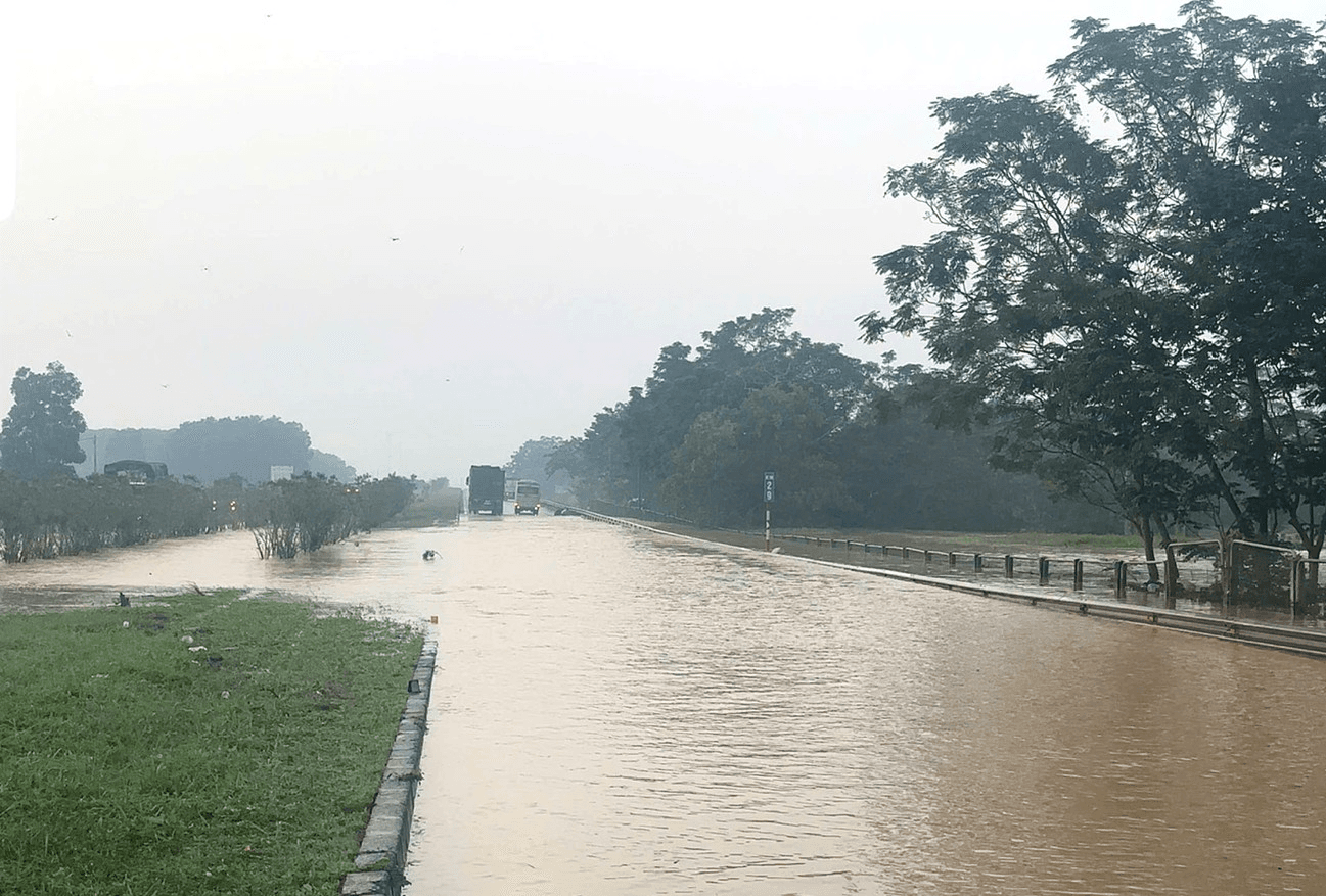 Cao tốc Hà Nội - Thái Nguyên bị ngập sâu, lộ trình nào đi an toàn?