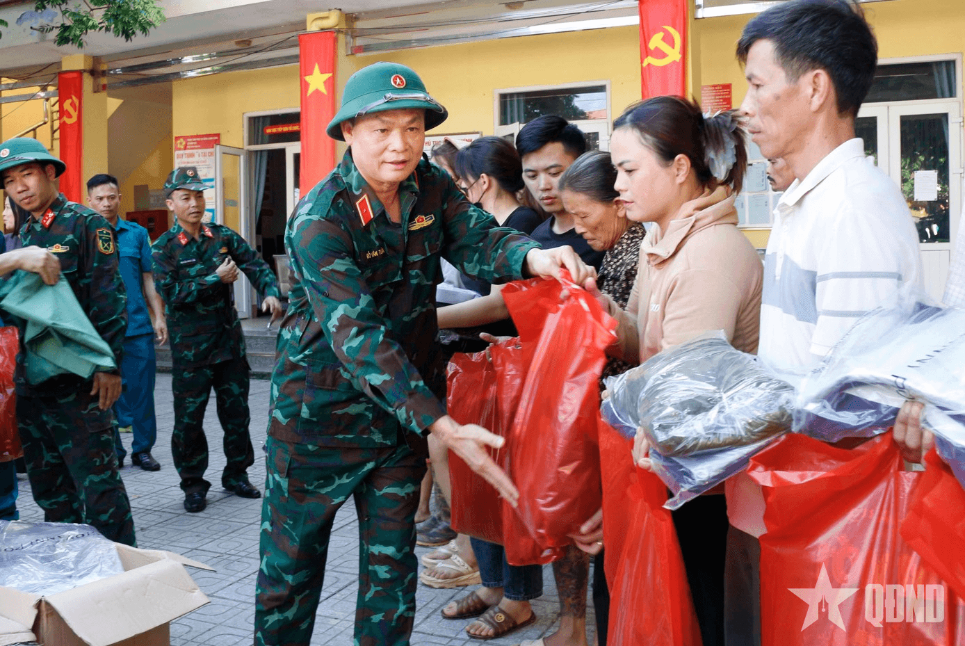 Bộ Quốc phòng: Hỗ trợ nhu yếu phẩm giúp nhân dân trên địa bàn tỉnh Thái Nguyên bị thiệt hại do cơn bão số 11