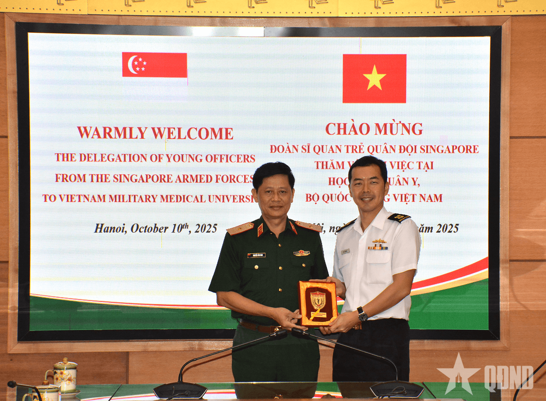 Đoàn sĩ quan trẻ quân đội Singapore thăm Học viện Quân y