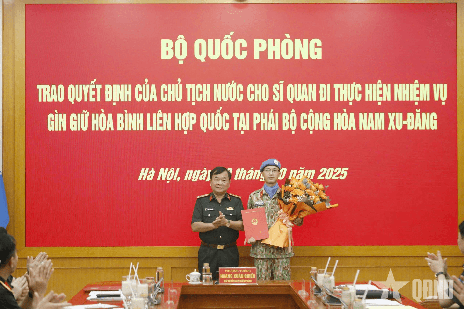 Trao quyết định của Chủ tịch nước cho sĩ quan thực hiện nhiệm vụ gìn giữ hòa bình Liên hợp quốc
