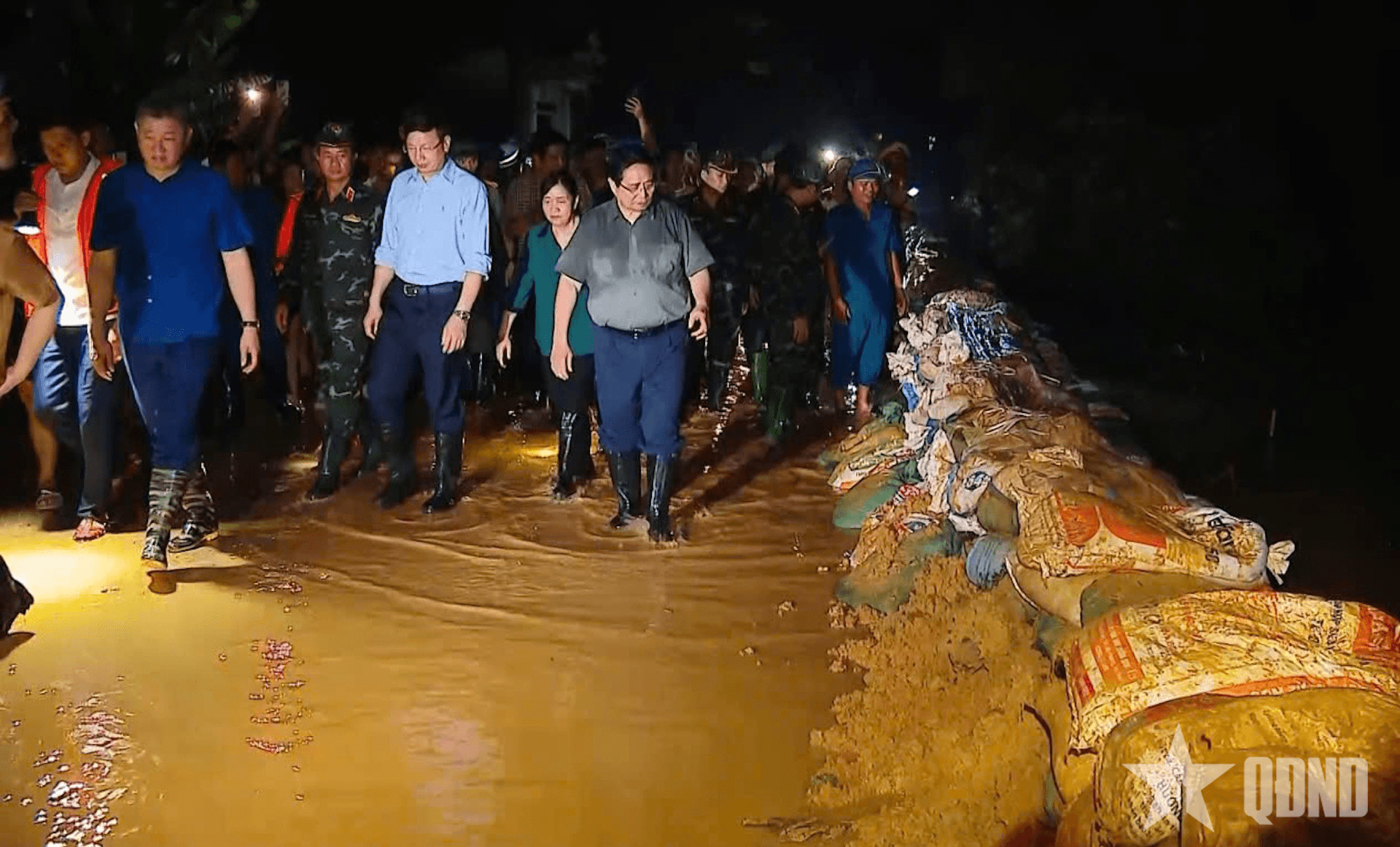 Thủ tướng Phạm Minh Chính kiểm tra, chỉ đạo ứng phó lũ lớn, bảo đảm an toàn cho nhân dân tại Trung Giã, TP Hà Nội