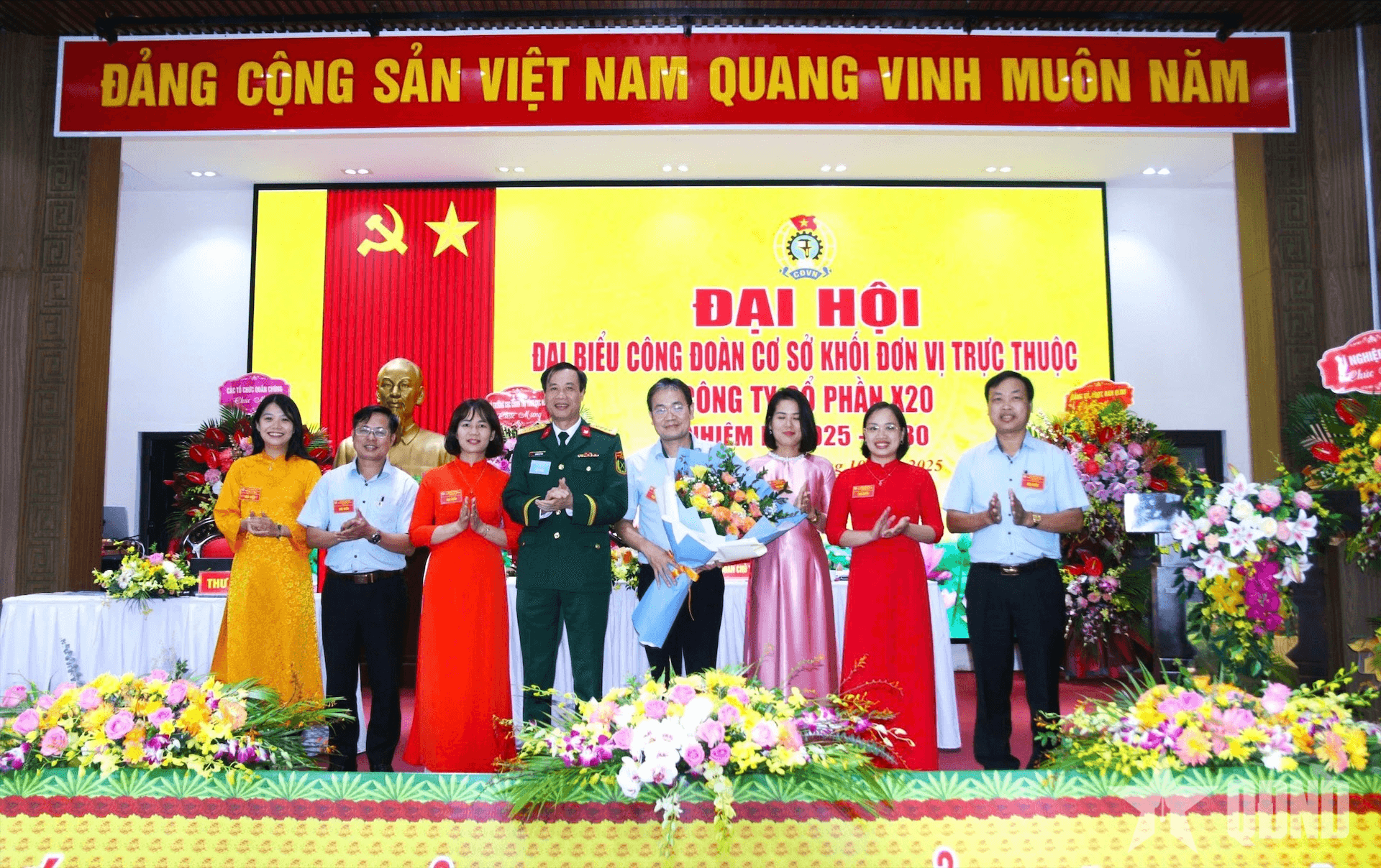 Phấn đấu 100% tổ chức công đoàn đạt vững mạnh và vững mạnh xuất sắc