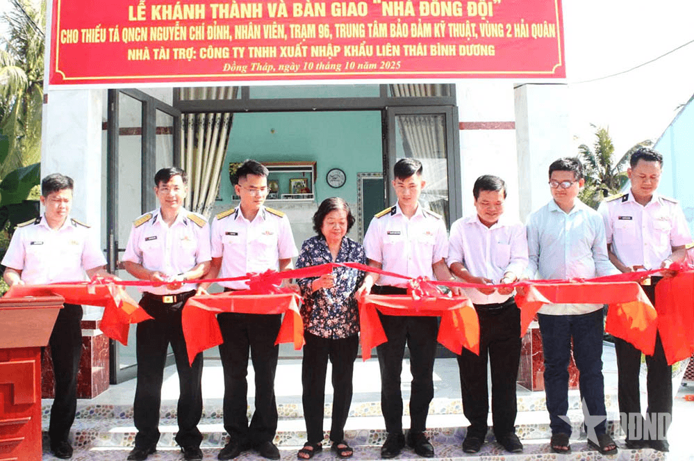 Trung tâm Bảo đảm kỹ thuật (Vùng 2 Hải quân) phối hợp trao nhà đồng đội