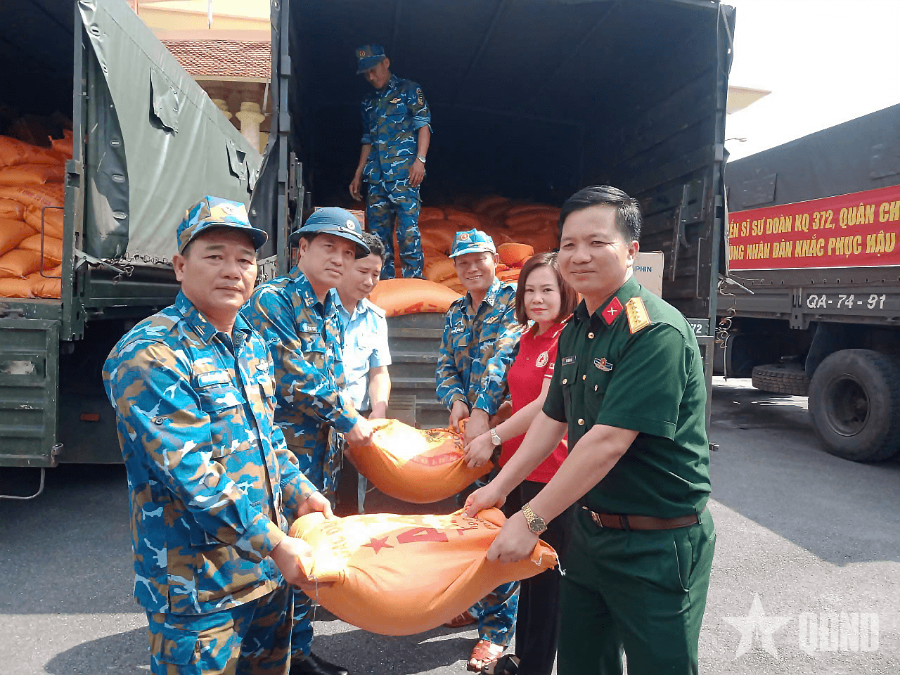 Sư đoàn Không quân 372 bàn giao nhu yếu phẩm hỗ trợ đồng bào vùng lũ tại tỉnh Thái Nguyên
