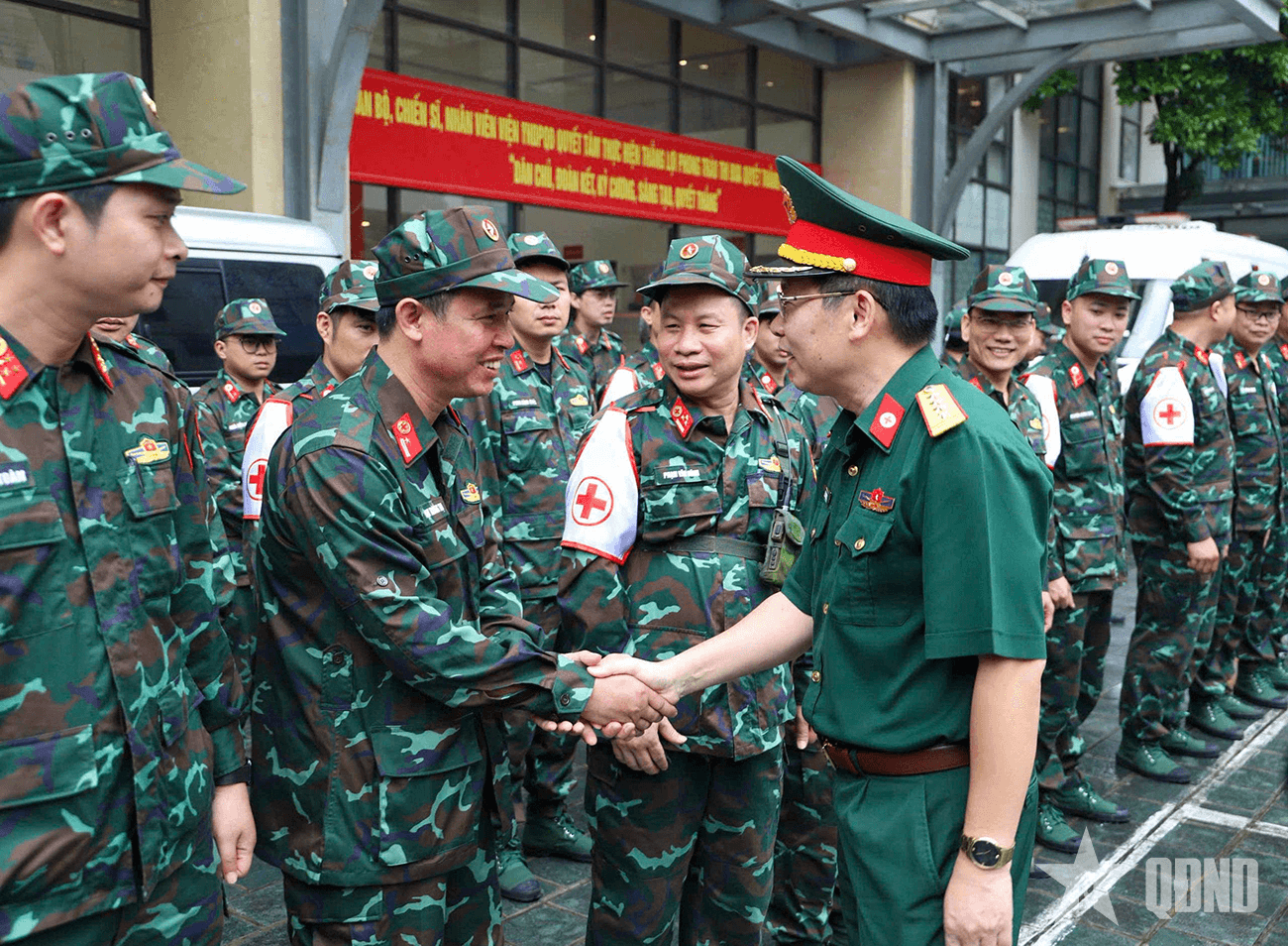 Tổng cục Hậu cần - Kỹ thuật xuất quân hỗ trợ nhân dân phòng, chống dịch bệnh sau lũ lụt trên địa bàn Quân khu 1