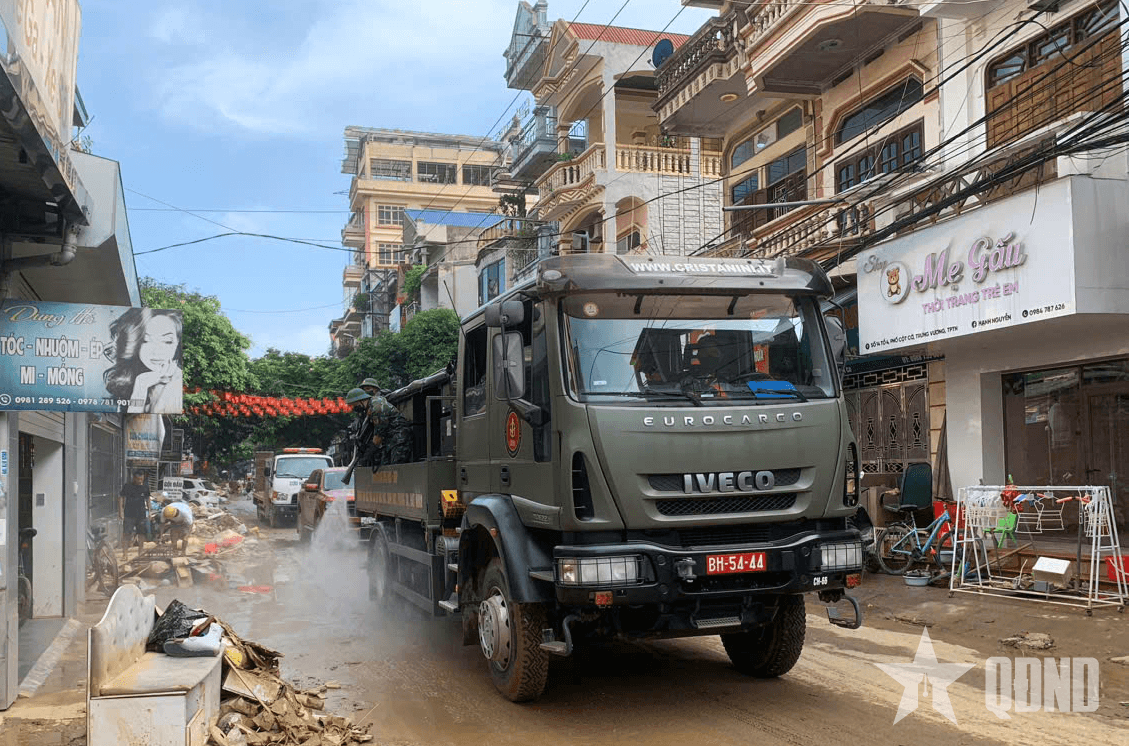 Lực lượng quân đội phun khử khuẩn tại Thái Nguyên