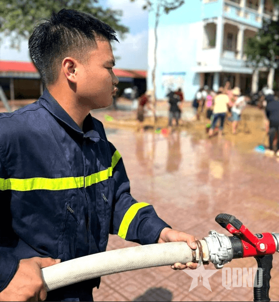 Công an tỉnh Bắc Ninh: Tích cực giúp nhân dân khắc phục hậu quả lũ lụt