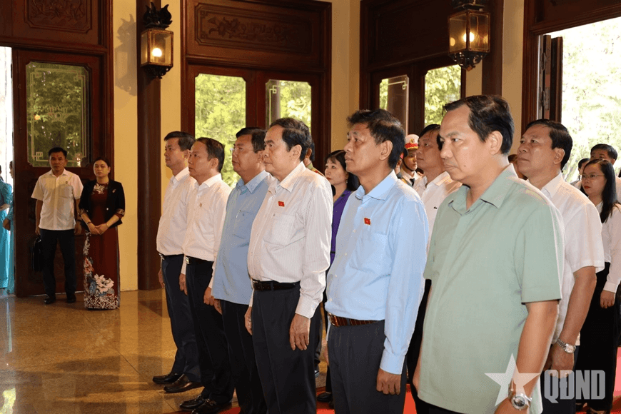 Chủ tịch Quốc hội Trần Thanh Mẫn dâng hương tưởng nhớ Chủ tịch Tôn Đức Thắng