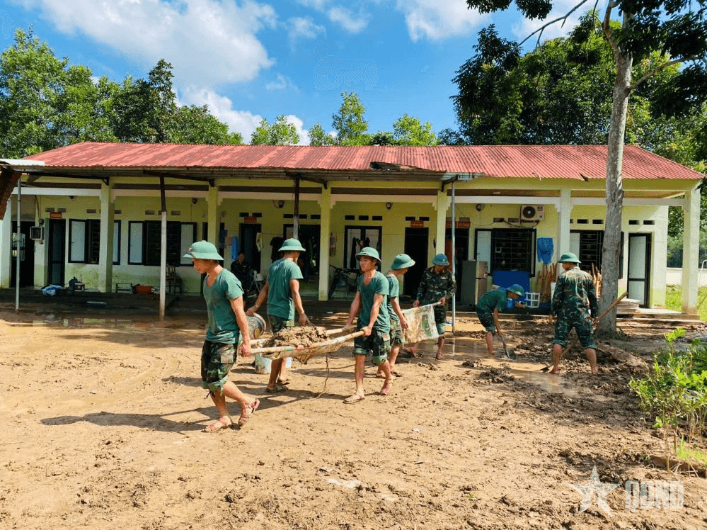 Khẩn trương giúp các địa phương khắc phục hậu quả và phòng, chống dịch sau lũ