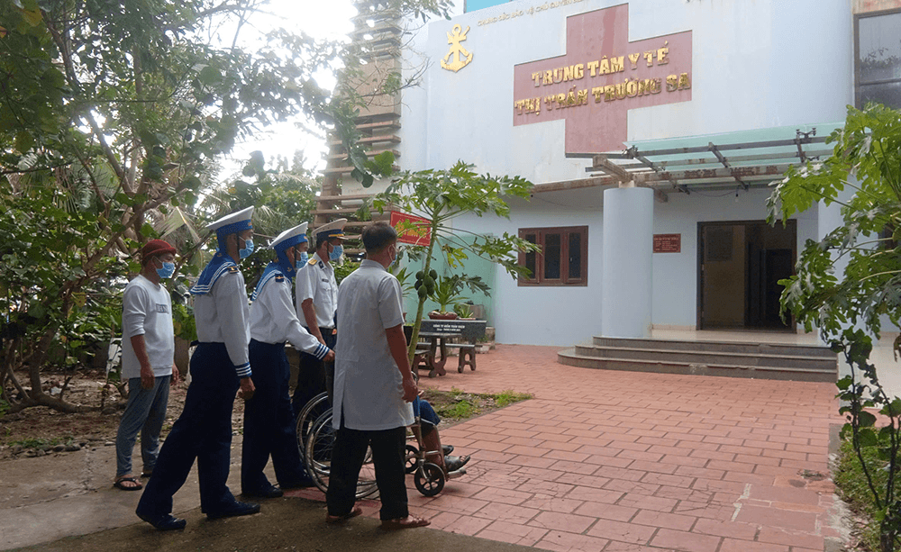 Đảo Trường Sa cấp cứu kịp thời ngư dân sốt cao, viêm phổi