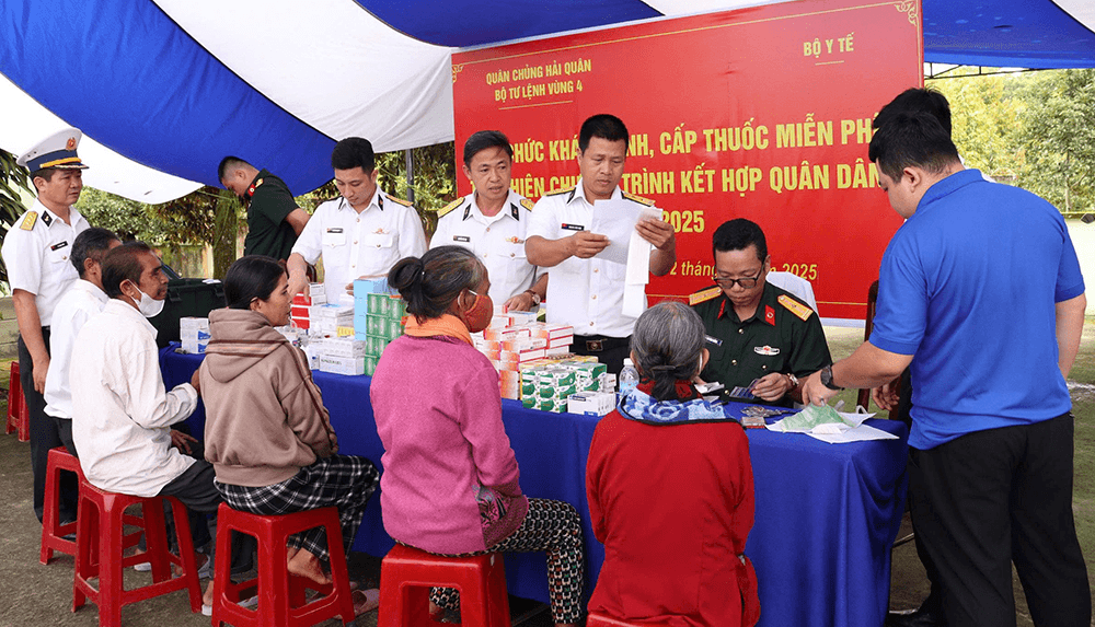 Vùng 4 Hải quân khám chữa bệnh miễn phí cho gia đình chính sách