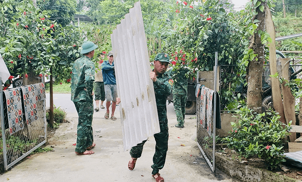 Cảm ơn các chú bộ đội nhiều lắm!