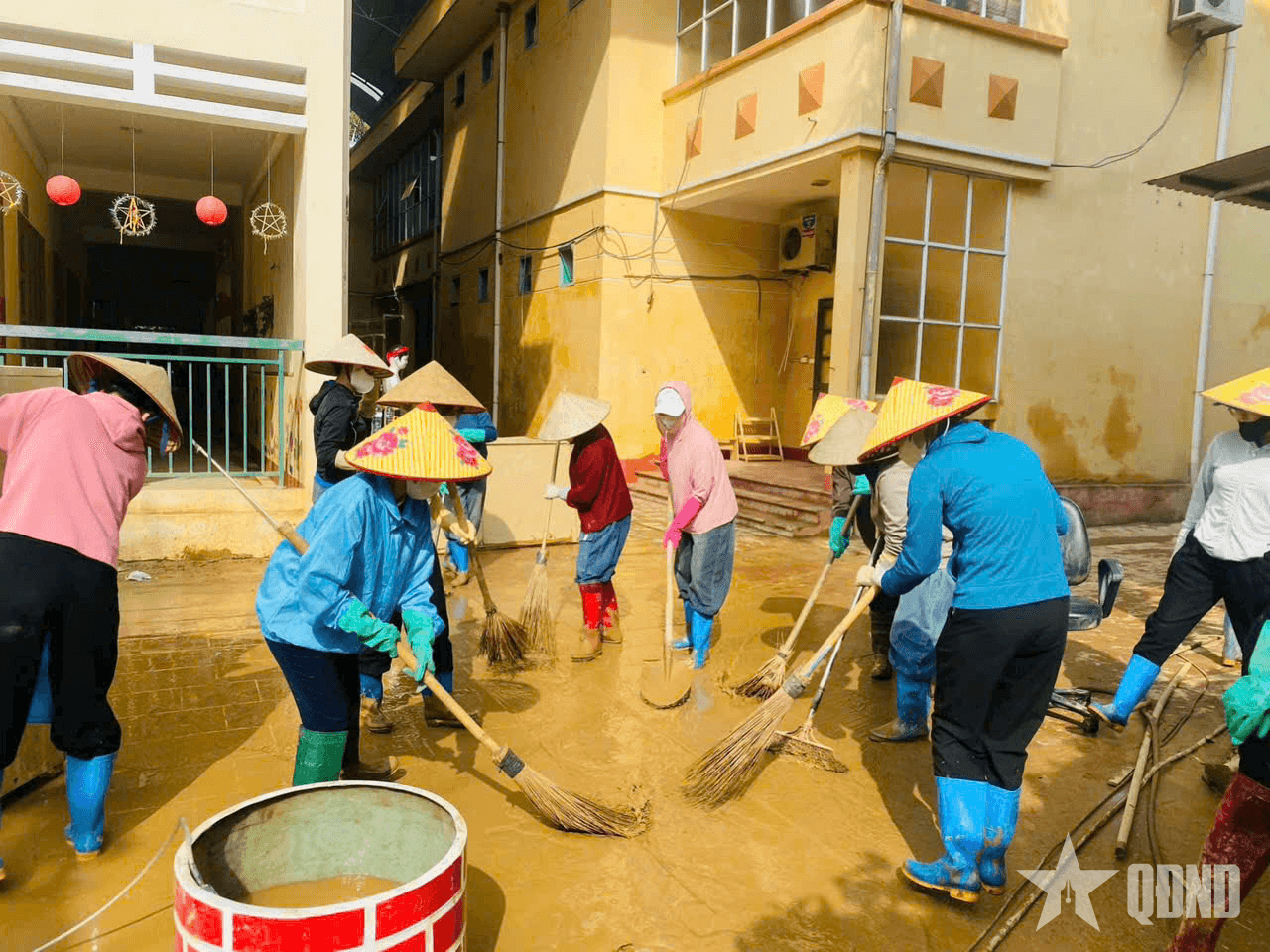 Nhân dân xã Quân Chu và các trường trên địa bàn: Chung tay khắc phục hậu quả mưa lũ