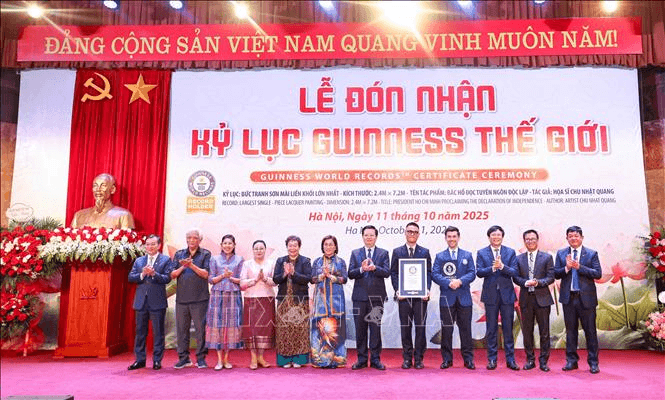Bức tranh sơn mài "Bác Hồ đọc Tuyên ngôn Độc lập" được trao Kỷ lục Guinness thế giới