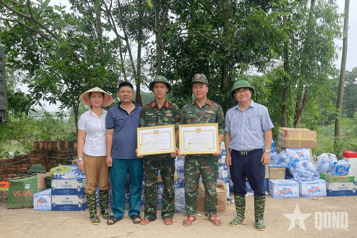 Bộ đội Trung đoàn 141 dũng cảm cứu người trong lũ