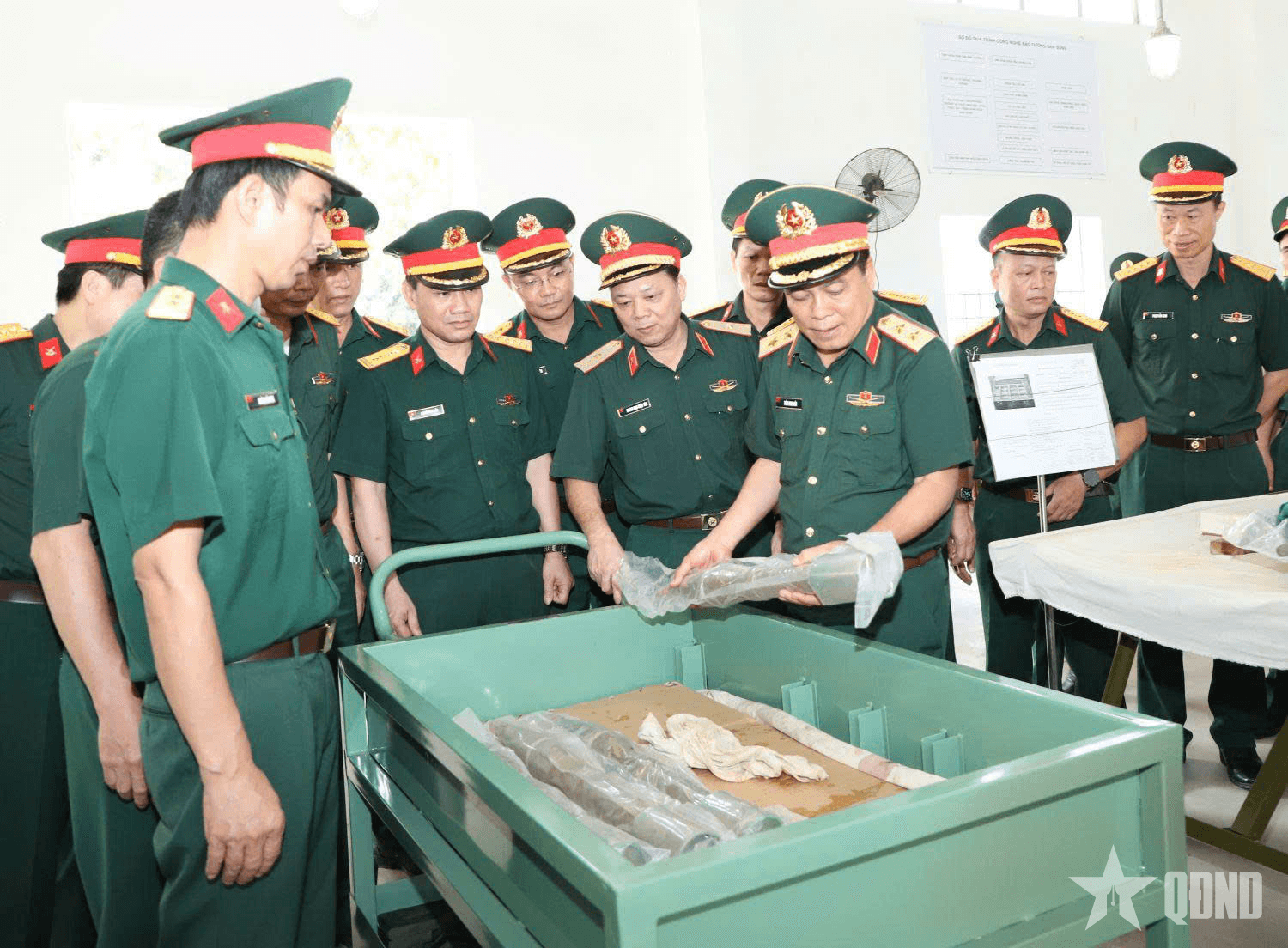 Trung tướng Trần Minh Đức kiểm tra, chỉ đạo khắc phục hậu quả cơn bão số 11 tại Kho KV1