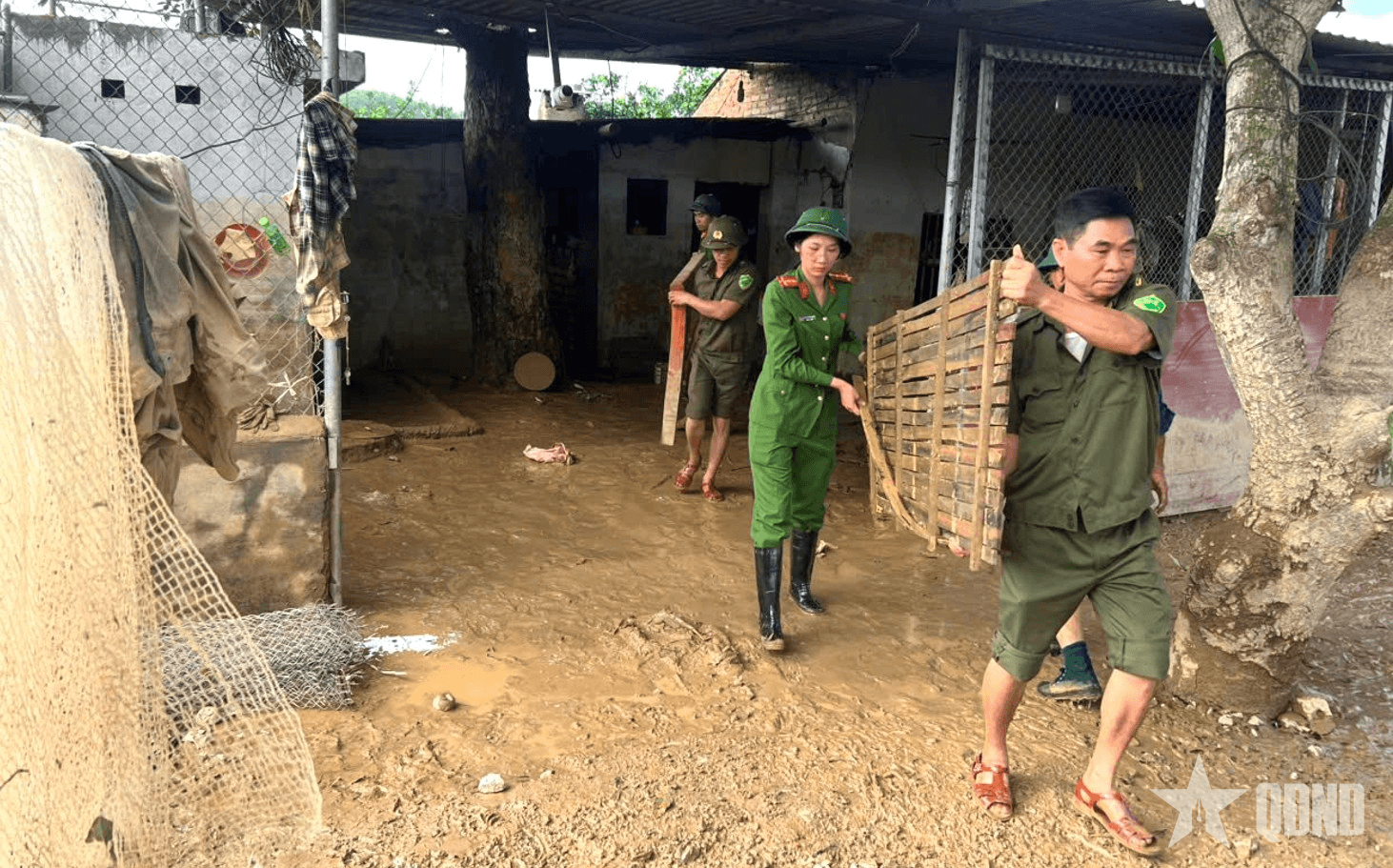 Công an tỉnh Bắc Ninh tiếp tục cùng nhân dân khắc phục hậu quả mưa lũ