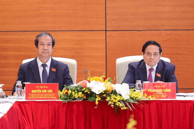 Đại hội Đảng bộ Chính phủ lần thứ I thảo luận tại tổ về các dự thảo văn kiện